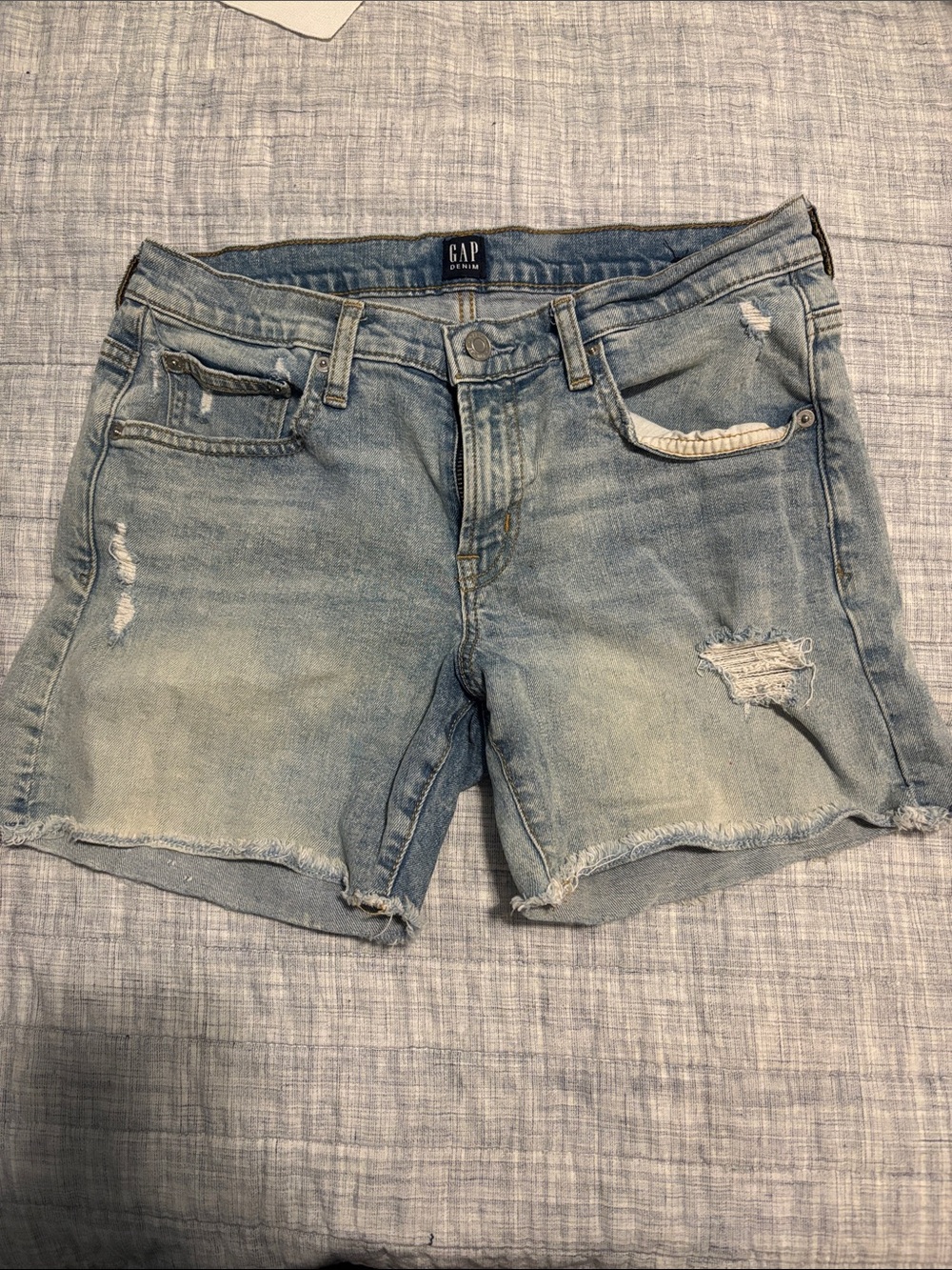 GAP Women's Light Blue Distressed Denim Shorts 28W, 5”inseam